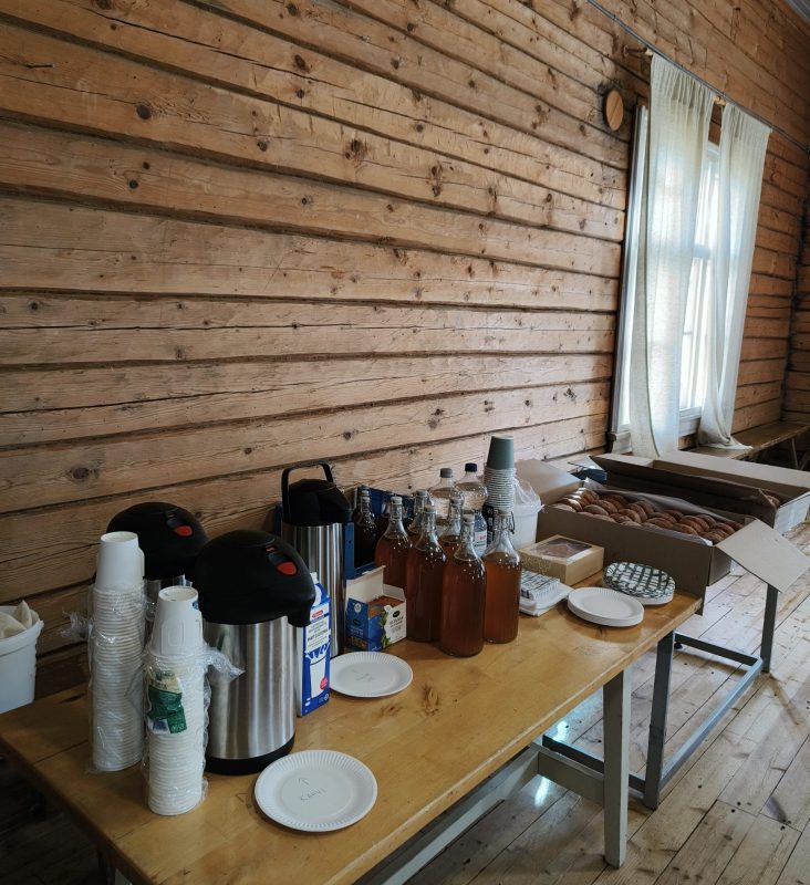 Kuva pöydästä, jolle on katettu kahvitermospullot, munkit ja simat